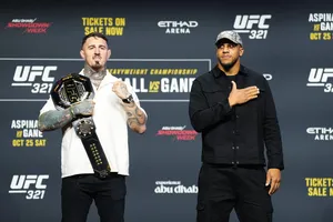 Gane (phải) sẽ đấu Aspinall vào cuối tuần này