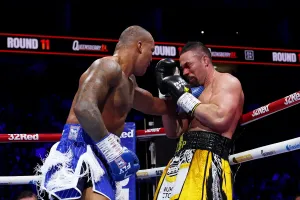 Parker (quần vàng) thua TKO Wardley