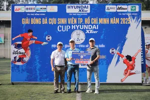 BTC Giải CSV TPHCM trao 100 triệu đồng cho đại diện của Cơ quan Mặt trận tổ quốc