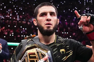 Makhachev khi còn giữ đai hạng nhẹ