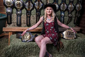 Shevchenko khoe 8 viên hồng ngọc gắn trên 8 đai vô địch, mỗi viên đại diện cho 1 lần bảo vệ thành công 