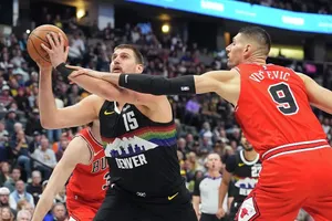 Vucevic cố ngăn cản Jokic