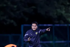 Ông Nafuzi chỉ đạo một buổi tập của U22 Malaysia