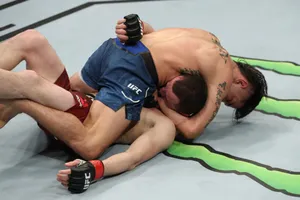 Dvalishvili trong trận thua Submission