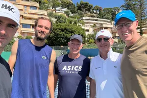 Medvedev tập với Johansson (giữa) từ tháng 9 năm ngoái