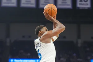 Edwards và cú bắn bóng 3 điểm đi vào lịch sử