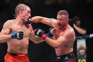 Gaethje đánh bại Pimnlett (quần đỏ)