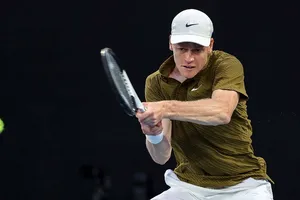 Sinner dễ dàng vào bán kết