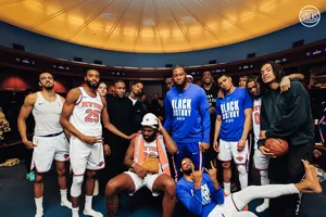 Knicks ăn mừng chiến thắng trong phòng thay đồ