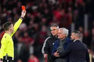 Mourinho nhận thẻ đỏ trong trận đấu với Real