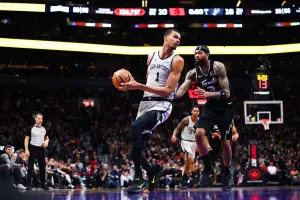 Wembanyama của Spurs đang giữ bóng