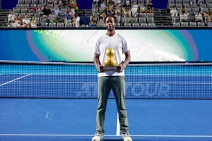 Monfils nhận kỷ vật chia tay ở Australian Open