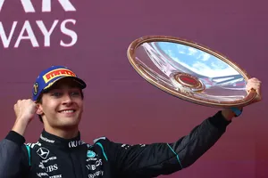 Russell và chiếc cúp Australian Grand Prix 2026