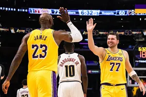 Doncic ăn mừng chiến thắng với James