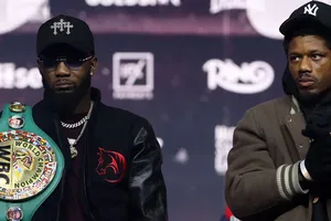 Adames (đeo đai) và Williams trong buổi họp báo trước trận đấu