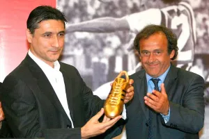 Huyền thoại Pancev (trái)