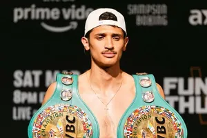 Fundora đang giữ đai WBC dưới trung