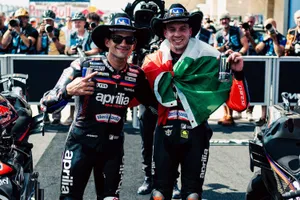 Bezzecchi (phải) và Martin mang về chiến thắng 1-2 cho đội Aprilia 