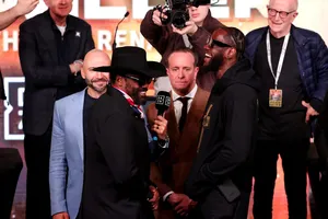 Chisora và Wilder cười cười nhưng toàn dùng từ ngữ tục tĩu nhắm vào nhau