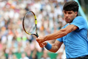 Alcaraz thắng nhanh như tia chớp trước sự chứng kiến của "Tia chớp" Bolt