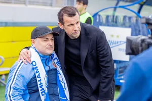 HLV Semak chụp ảnh với người hâm mộ sau chiến thắng (Ảnh: Trang chủ Zenit)