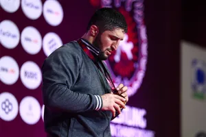 Sadulaev mân mê tấm HCV (Ảnh: UWW)