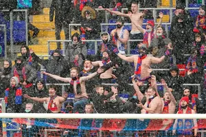 CĐV CSKA hào hứng dưới trời tuyết (Ảnh: Ria Novosti)