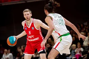 Artem Komolov của MBA (Ảnh: Trang chủ VTB United League)