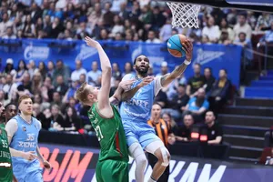 Zenit (áo xanh da trời - Ảnh: VTB United League) vượt lên dẫn 2-1