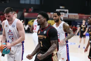 CSKA (áo trắng) vượt lên dẫn trước (Ảnh: VTB United League)
