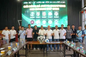 Coach Louis Nguyễn (áo trắng đeo mắt kiếng ở giữa)