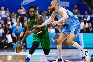 UNICS (áo xanh lá cây) gỡ hòa 3-3 (Ảnh: VTB United League)