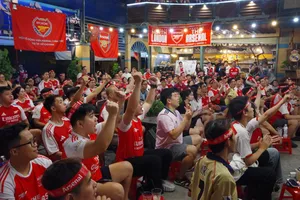 CĐV Arsenal cổ vũ đội bóng vô địch Premier League