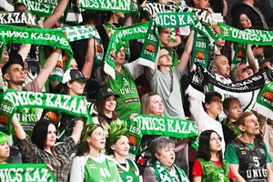 CĐV UNICS ăn mừng trên khán đài (Ảnh: Ria Novosti)