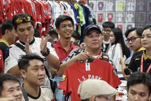 Nghệ sĩ Hoàng mèo ở sự kiện áo đấu lần 1