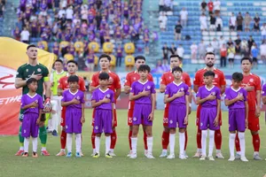 Các em nhỏ dự án GUMBĐ tham gia trận Hà Nội FC - CATPHCM