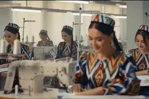 Những nữ thợ may Uzbekistan xinh đẹp (Ảnh chụp màn hình video-clip của truyền thông bóng đá Uzbekistan)