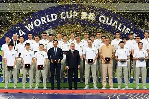 Các tuyển thủ quốc gia Uzbekistan trong buổi lễ mừng công với Tổng thống Shavkat Mirziyoyev (Ảnh: Văn phòng báo chí Tổng thống Uzbekistan)
