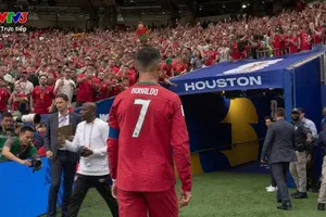 Ronaldo đi vào khán đài ngay khi trận đấu kết thúc