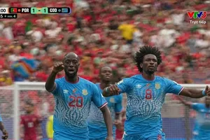 Các cầu thủ CHDC Congo ăn mừng bàn gỡ hòa