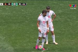 Tuyển Iran hòa Bỉ 0-0 dù hơn người