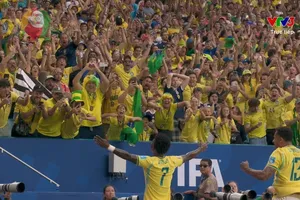 Vinicius ăn mừng trước đám đông CĐV Brazil