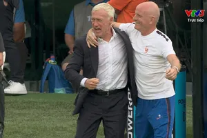 Guy Stephan (áo trắng) đã sát cánh cùng Deschamps nhiều năm qua, cùng dẫn dắt Les Bleus