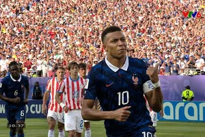 Mbappe ghi bàn vào lưới Paraguay