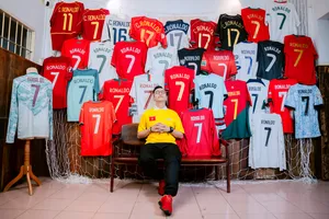 Hoàng Rapper và bộ sưu tập áo đấu Ronaldo (Ảnh: Phạm Quang Linh - Địa điểm: ivylory coffee)