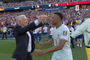 Mbappe ăn mừng cùng HLV Deschamps sau khi trận đấu kết thúc