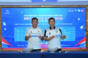 HLV Dương Văn Tiến trong buổi lễ bốc thăm chia bảng