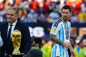 Messi không bay cùng Argentina về nước