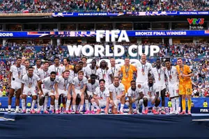 Henderson (hàng đứng, thứ 2 từ trái qua) trên bục nhận HCĐ ở World Cup 2026