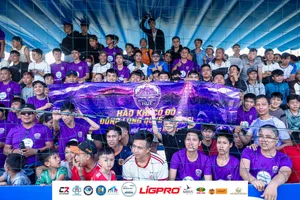 Khán giả ủng hộ HĐH Huế tạo thành một sắc tím đặc trưng ở Sân PM Sport